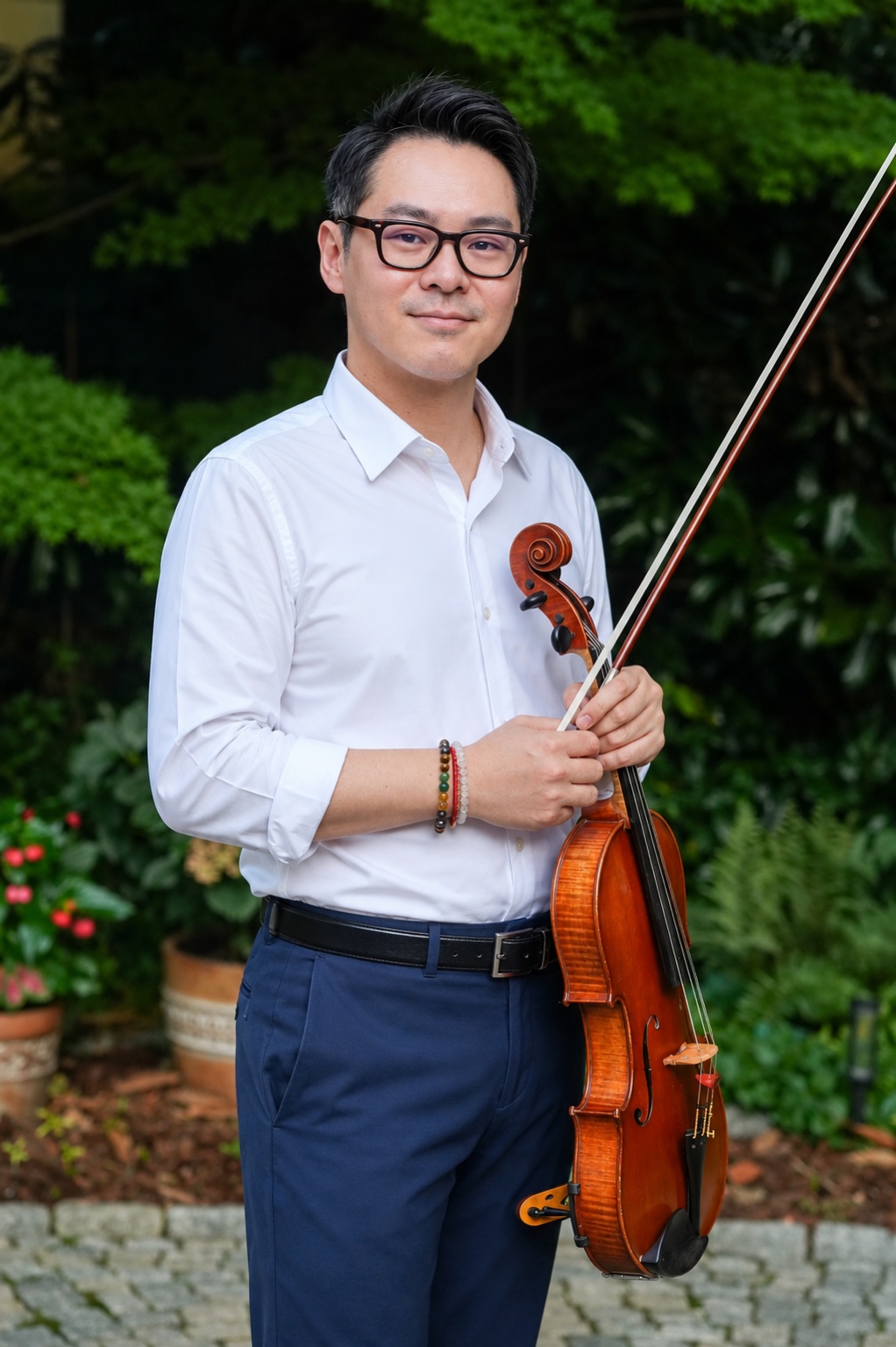 Yiyin Li outdoors with a viola