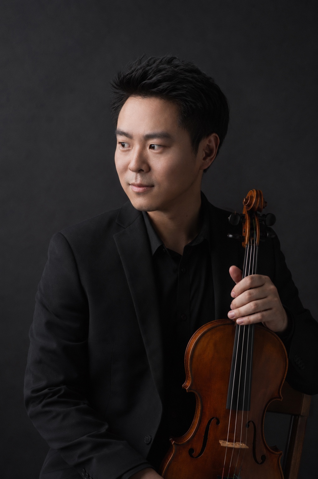 Yiyin Li holding a viola